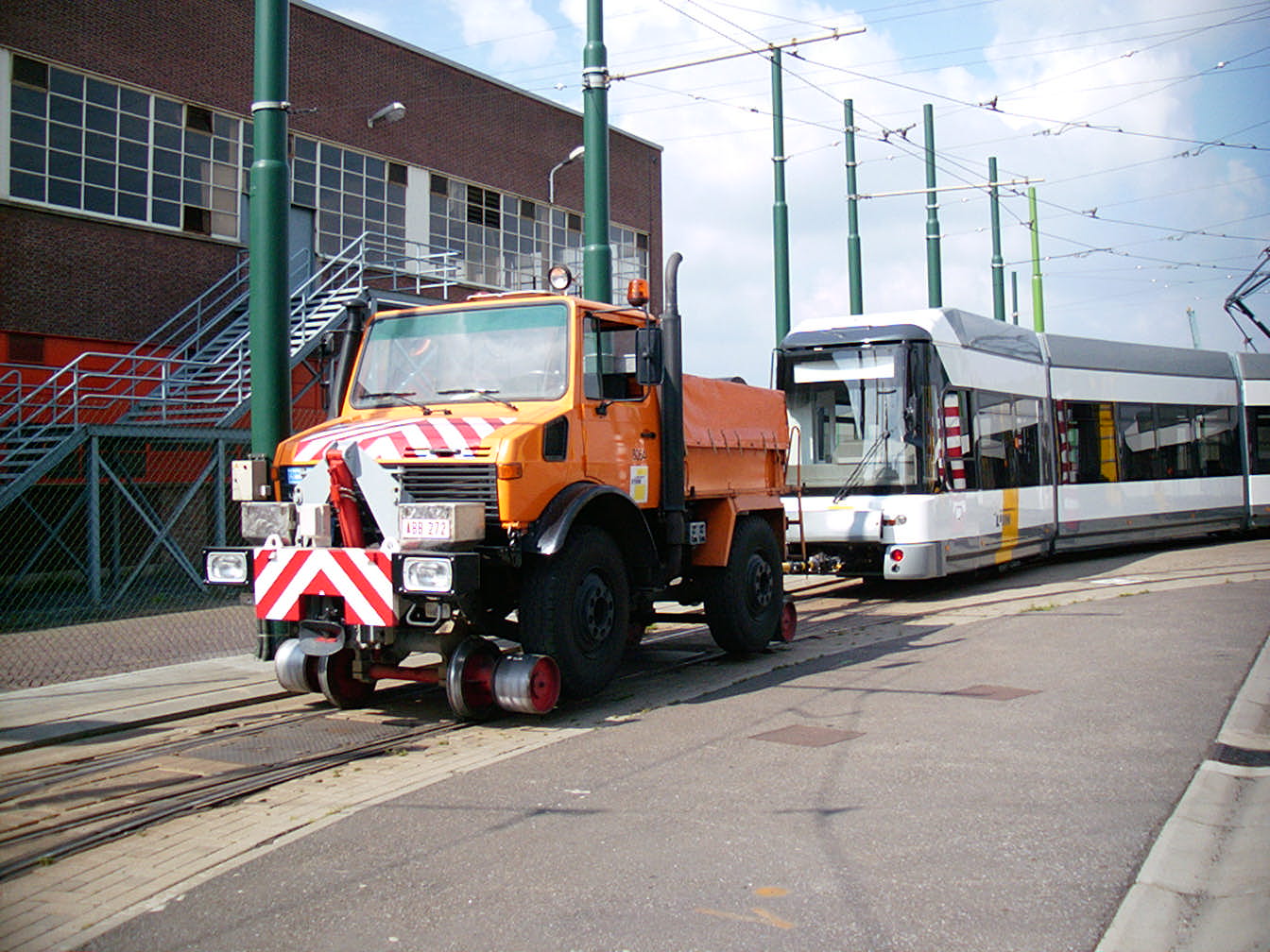 Unimog U1400 met tram